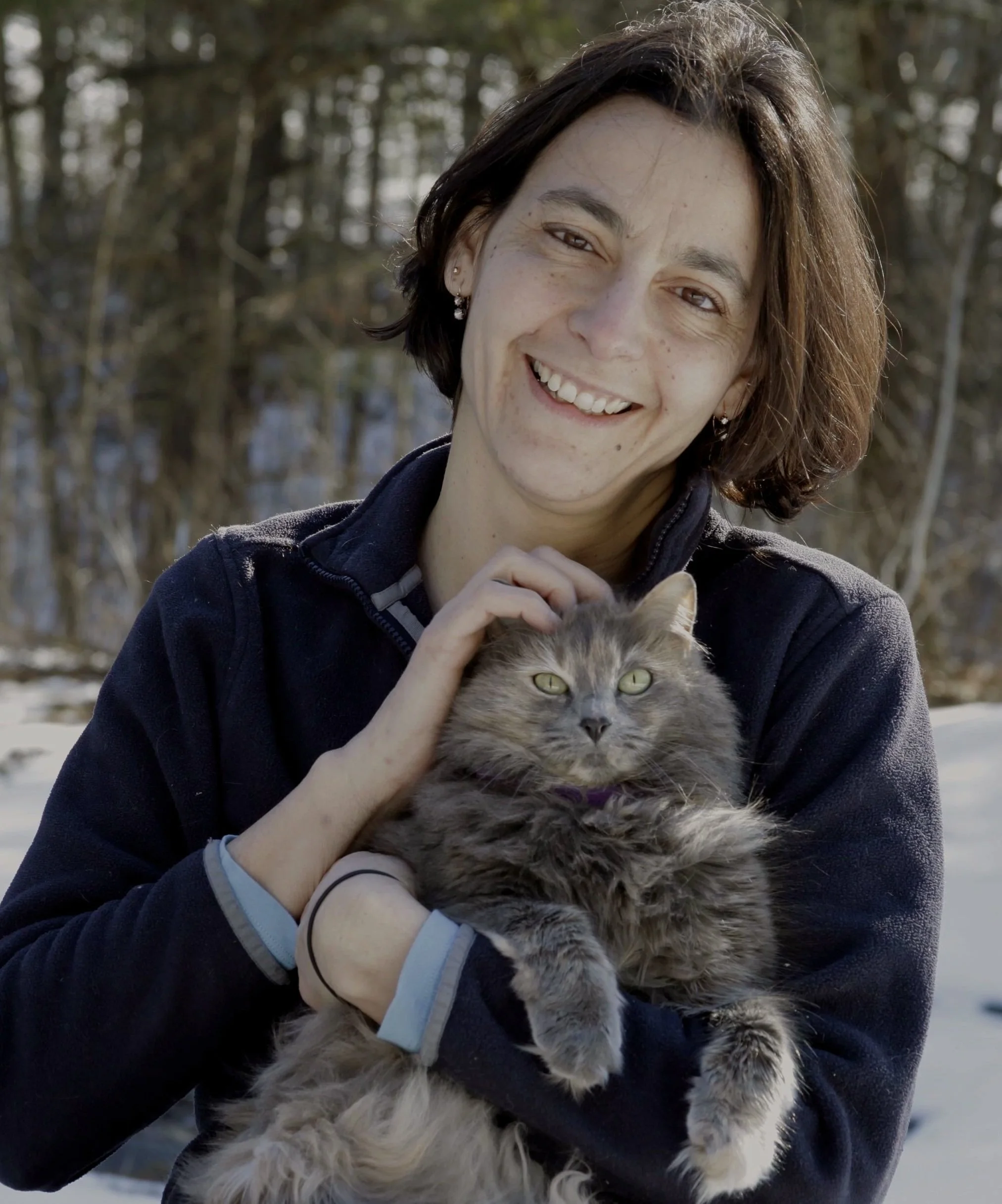 Benedetta Sarno, veterinaria omeopata, con uno dei suoi gatti