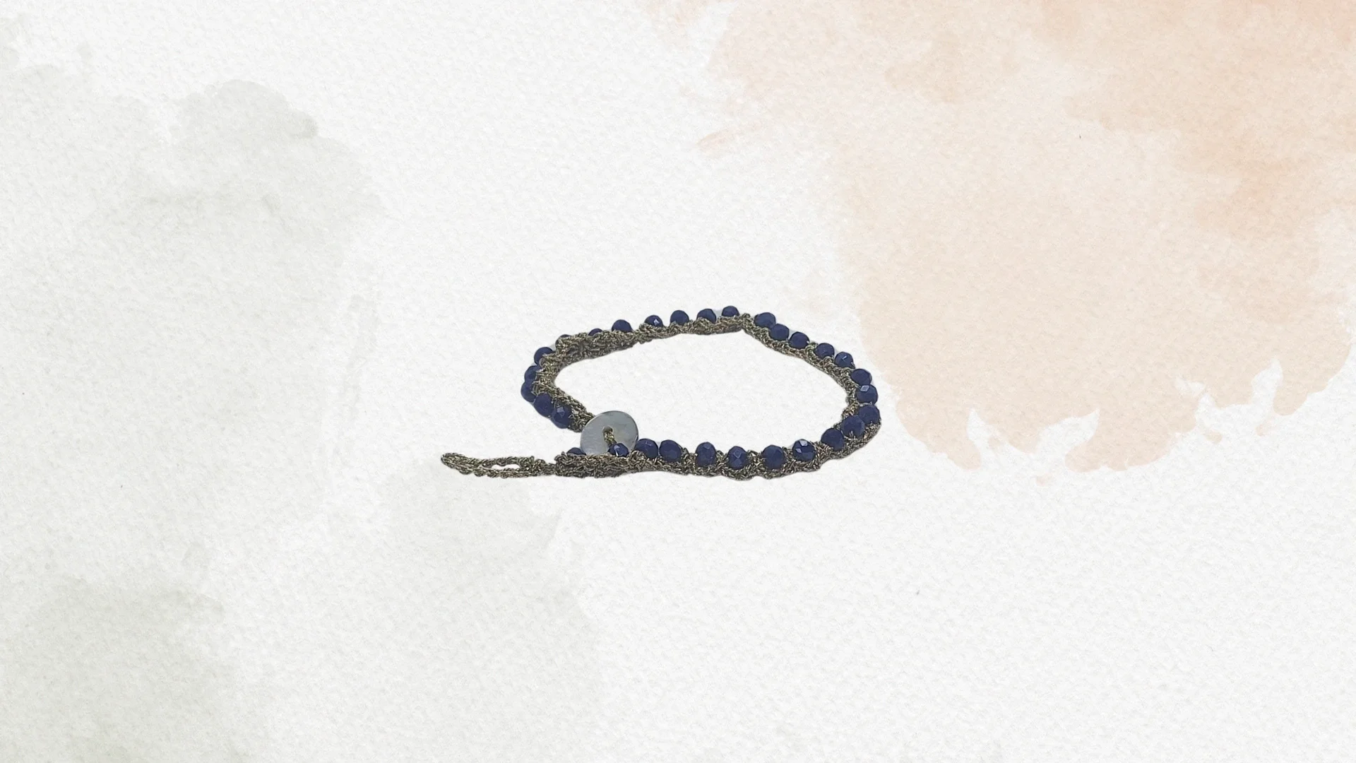 Collana con pietre blu e chiusura in metallo, su sfondo bianco