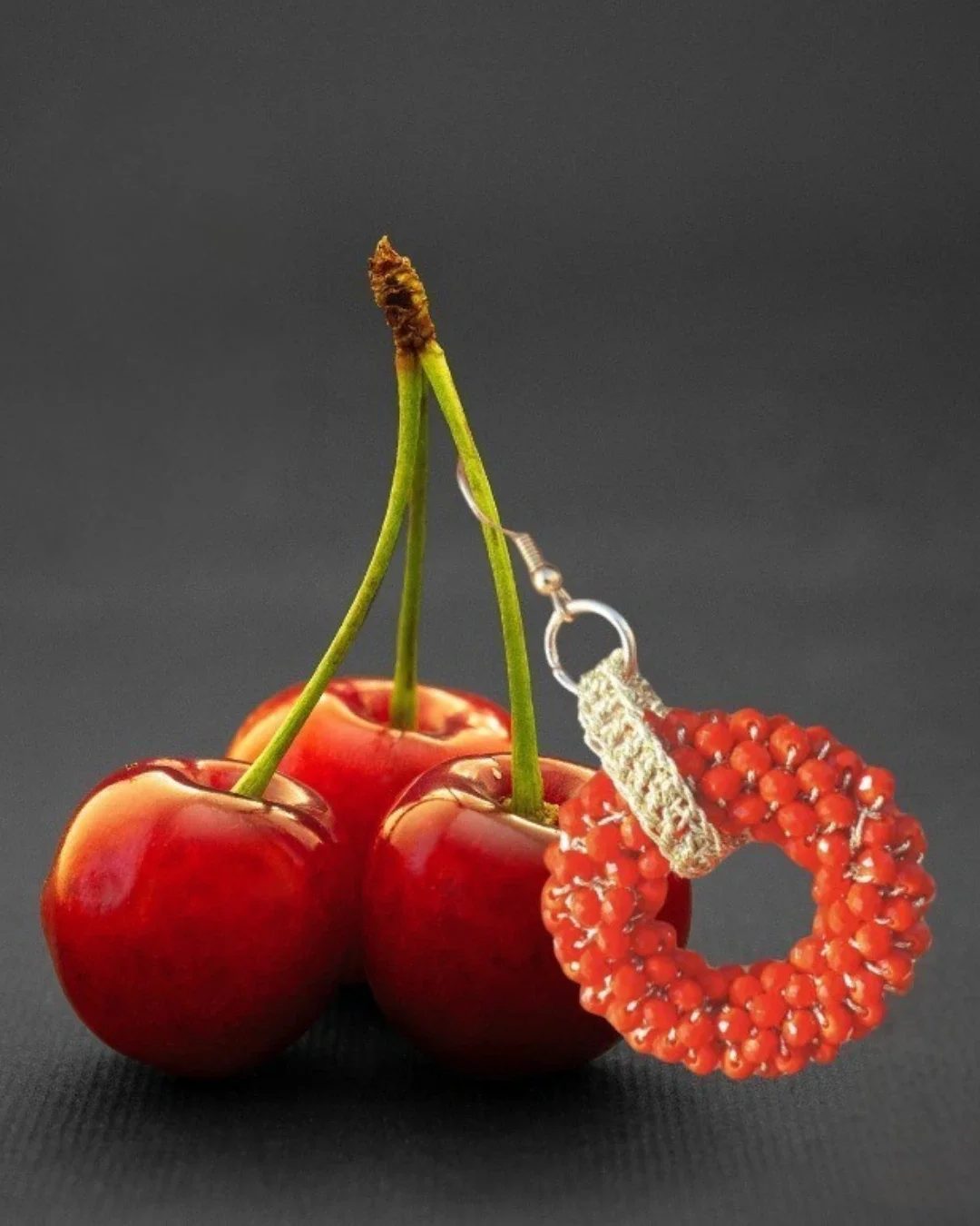 Ciliegie rosse con un portachiavi a forma di ciambella arancione