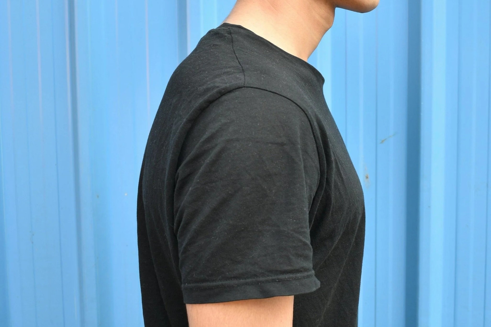 Man in a black T-shirt with set-insleeves