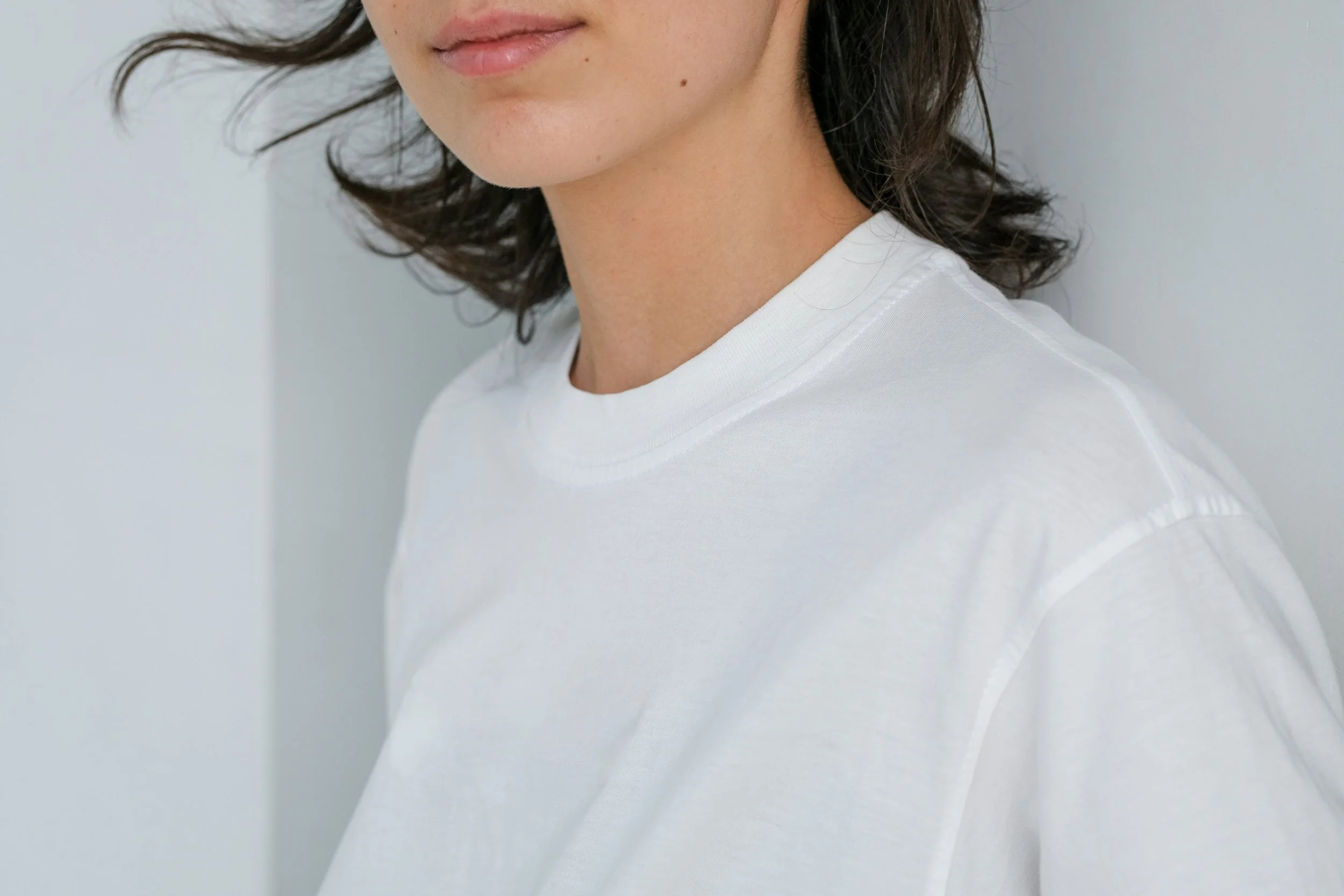 Woman in a white T-shirt with set-in sleeves