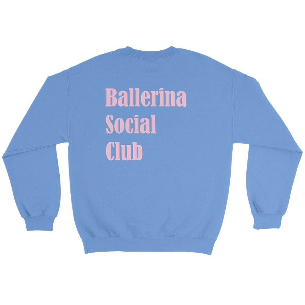 Blauer Pullover mit rosa Text: 'Ballerina Social Club' auf der Rückseite.
