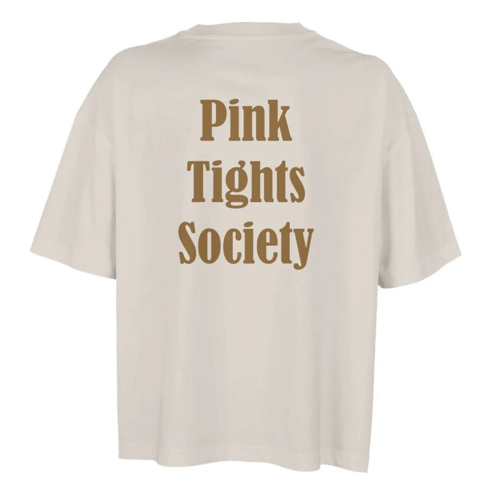 Ein weißes T-Shirt mit braunem Text, der lautet: "Pink Tights Society".