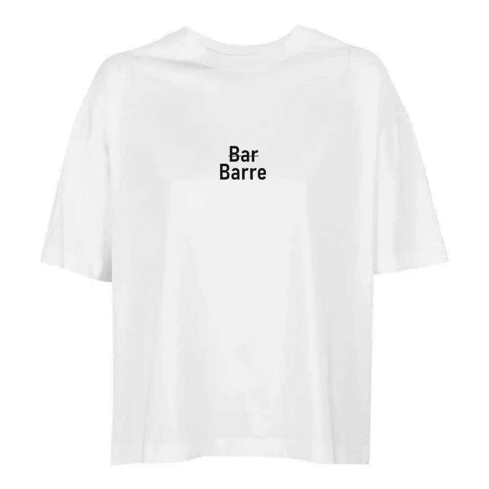 Weißes T-Shirt mit schwarzem Text: "Bar" oben und "Barre" darunter.