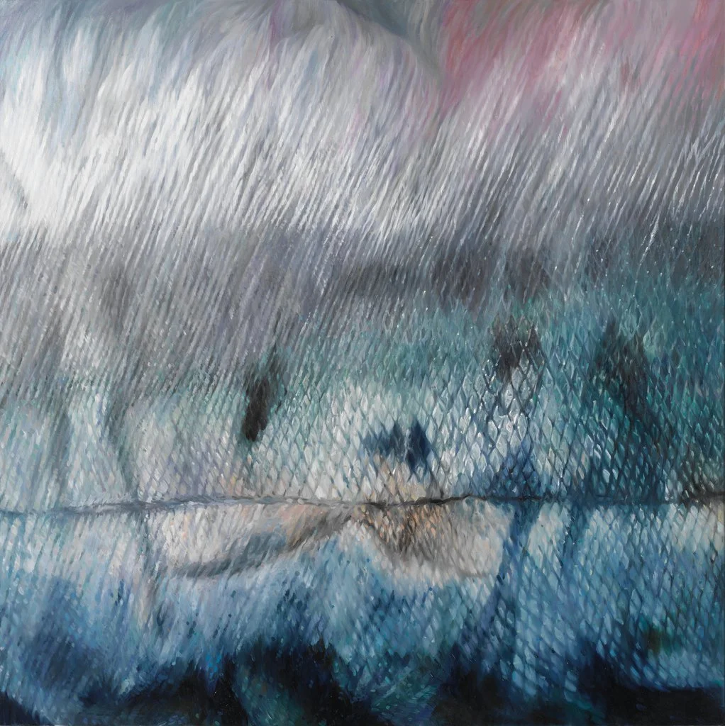Helle Fischhaut in Weiß und Blau mit weich fließender, atmosphärischer Struktur