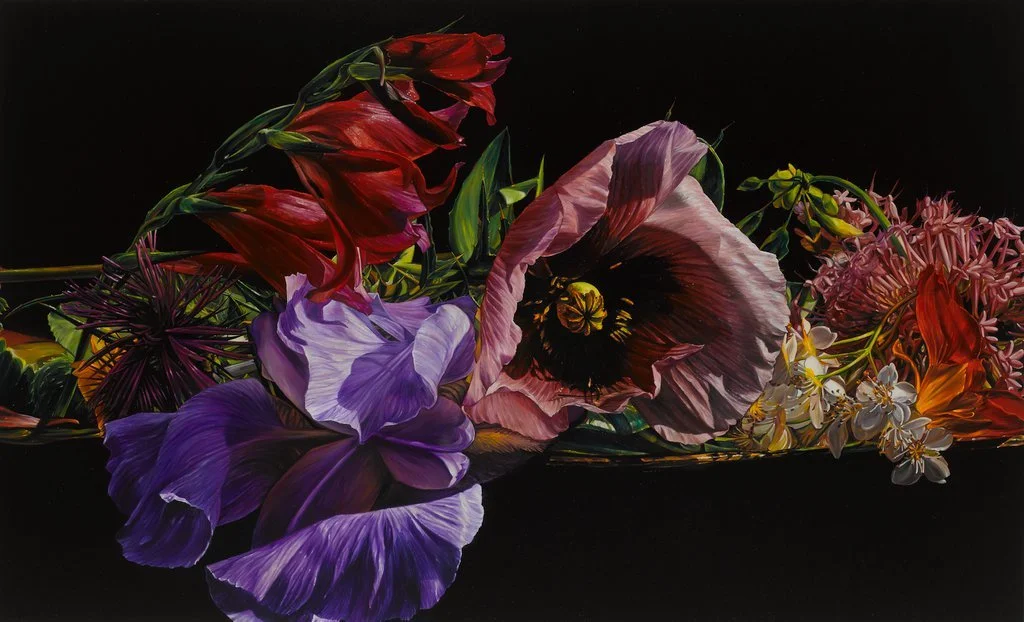 Ölbild von Lars Reiffers mit rosa Mohn, violetter Iris und roten Blüten auf dunklem Hintergrund.