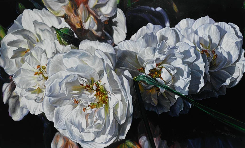 Nahansicht weißer Blüten in einem Ölbild von Lars Reiffers vor dunklem Hintergrund.