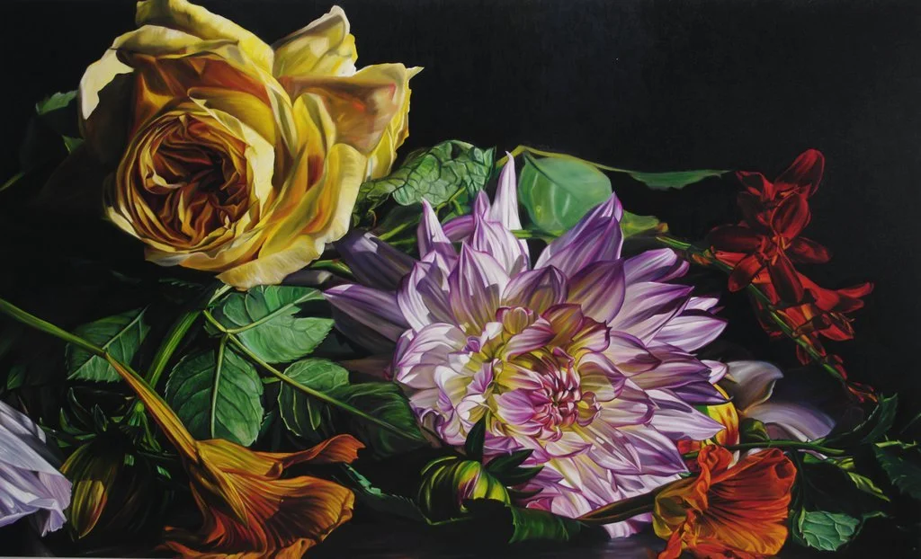 Blumenstillleben von Lars Reiffers mit gelber Rose, violetter Dahlie und weiteren Blüten vor schwarzem Hintergrund.