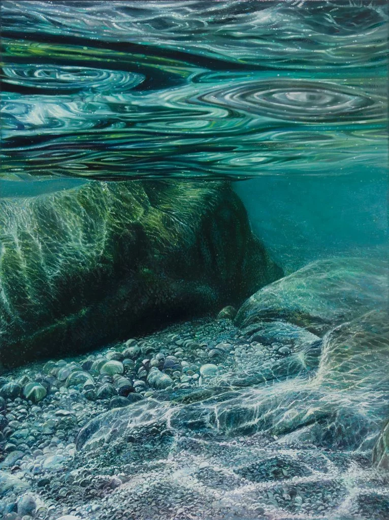 Gemälde von Lars Reiffers mit Kieseln, Felsen und ruhiger Wasseroberfläche in einer Unterwasserlandschaft.