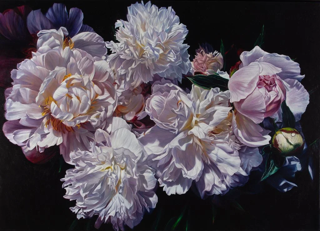 Großes Blumenstillleben von Lars Reiffers mit weißen und hellrosa Pfingstrosen und Knospe vor dunklem Hintergrund.