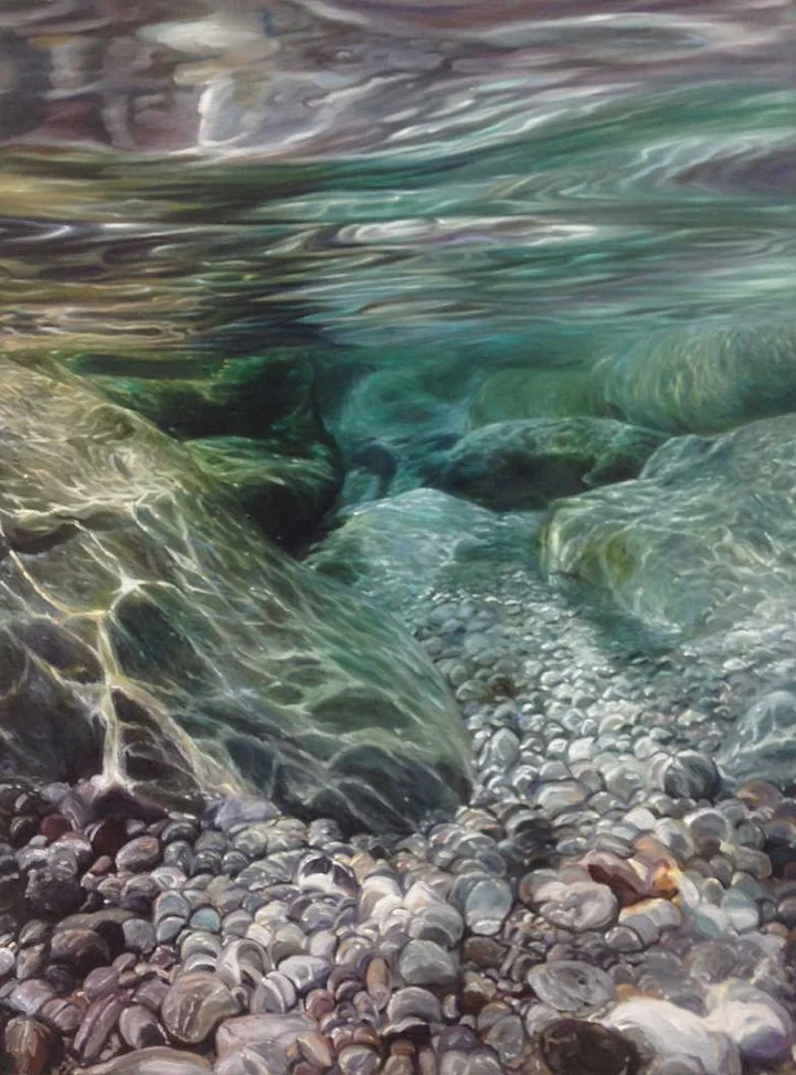 Gemälde von Lars Reiffers mit Steinen, Kieseln und Wasseroberfläche in einer Unterwasserlandschaft.