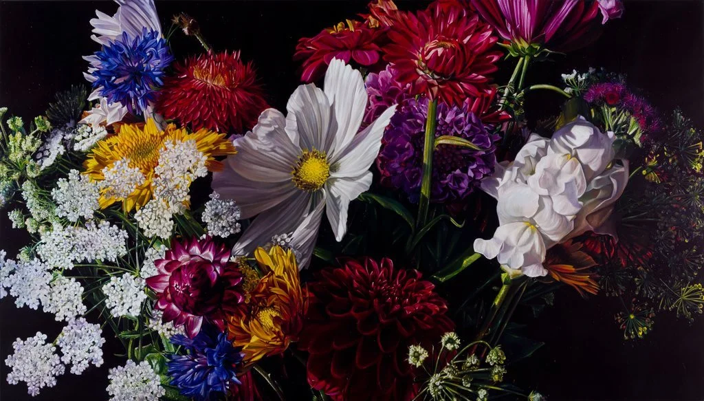 Großes Blumenstillleben von Lars Reiffers mit weißen, roten, violetten und gelben Blüten vor dunklem Hintergrund.