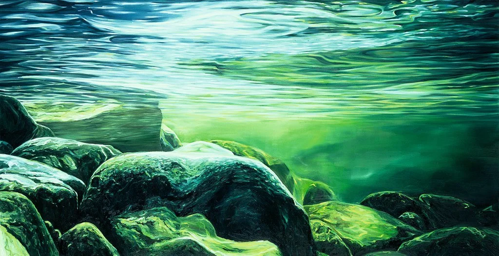 Unterwasserlandschaft von Lars Reiffers mit Felsen, grünlichem Licht und ruhiger Wasseroberfläche.