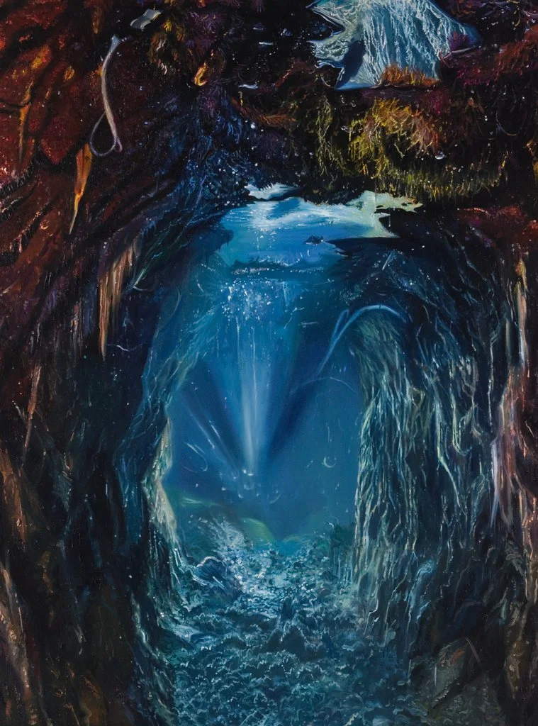 Gemälde von Lars Reiffers mit felsiger Unterwasserhöhle, blauem Licht und tiefem räumlichem Durchblick.