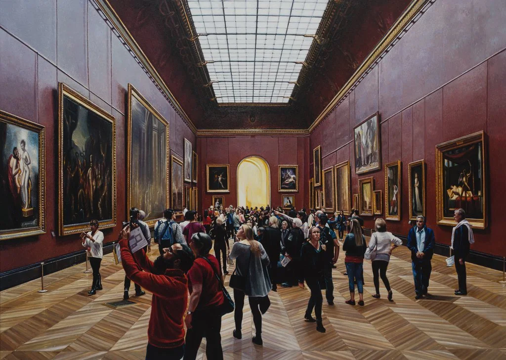 Großer Museumsraum mit Besuchergruppe – Lars Reiffers