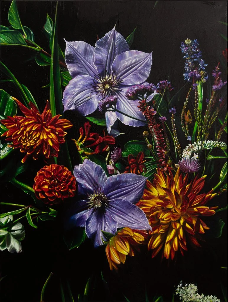 Blumenstillleben von Lars Reiffers mit violetter Clematis, orangefarbenen Dahlien und weiteren Wildblumen vor dunklem Hintergrund.