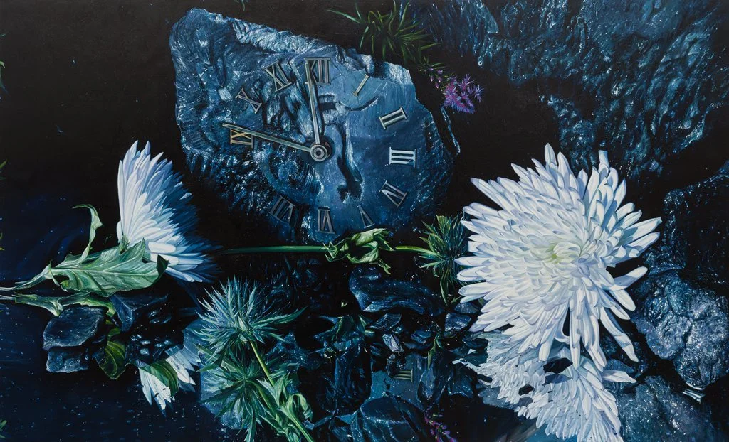 Symbolisches Stillleben von Lars Reiffers mit antiker Uhr, weißen Blüten und blauen Steinen.