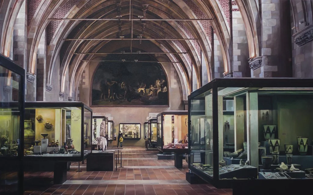 Gotischer Museumsraum mit Vitrinen – Lars Reiffers