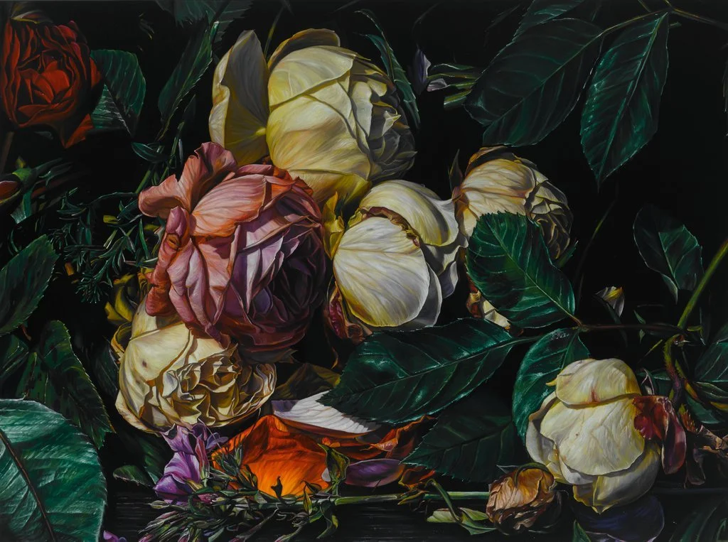 Blumenstillleben von Lars Reiffers mit weißen und rosafarbenen Rosen, dunklen Blättern und schwarzem Hintergrund.