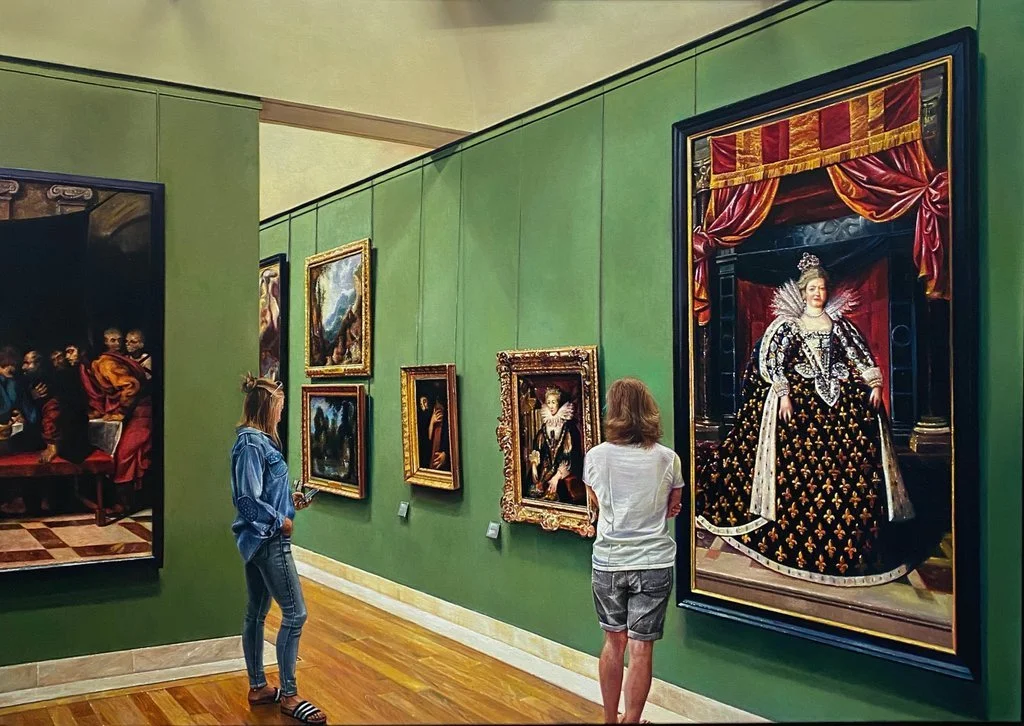 Besucherinnen vor barocken Gemälden im grünen Museumsraum – Lars Reiffers