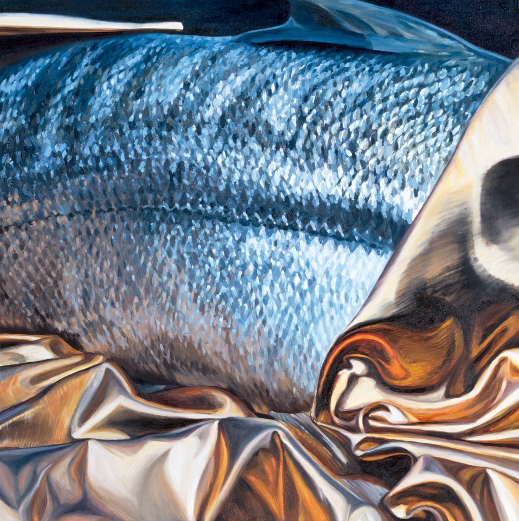 Silbrig-blauer Fischkörper auf glänzend gefaltetem Stoff in klassischem Stilllebenaufbau.