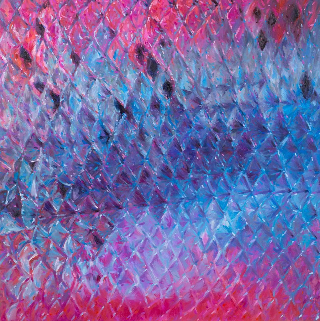 Fischhaut in intensiven Blau-, Rosa- und Violetttönen mit vibrierender Schuppenstruktur.