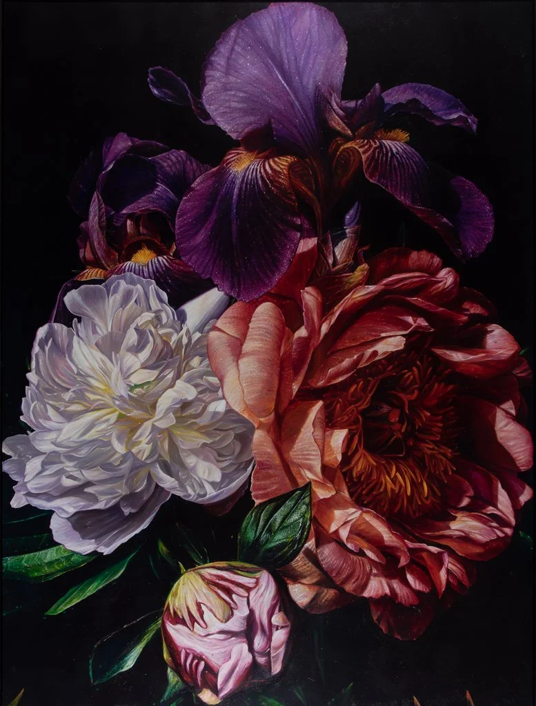 Stillleben von Lars Reiffers mit violetter Iris, weißer Blüte und roter Pfingstrose vor dunklem Hintergrund