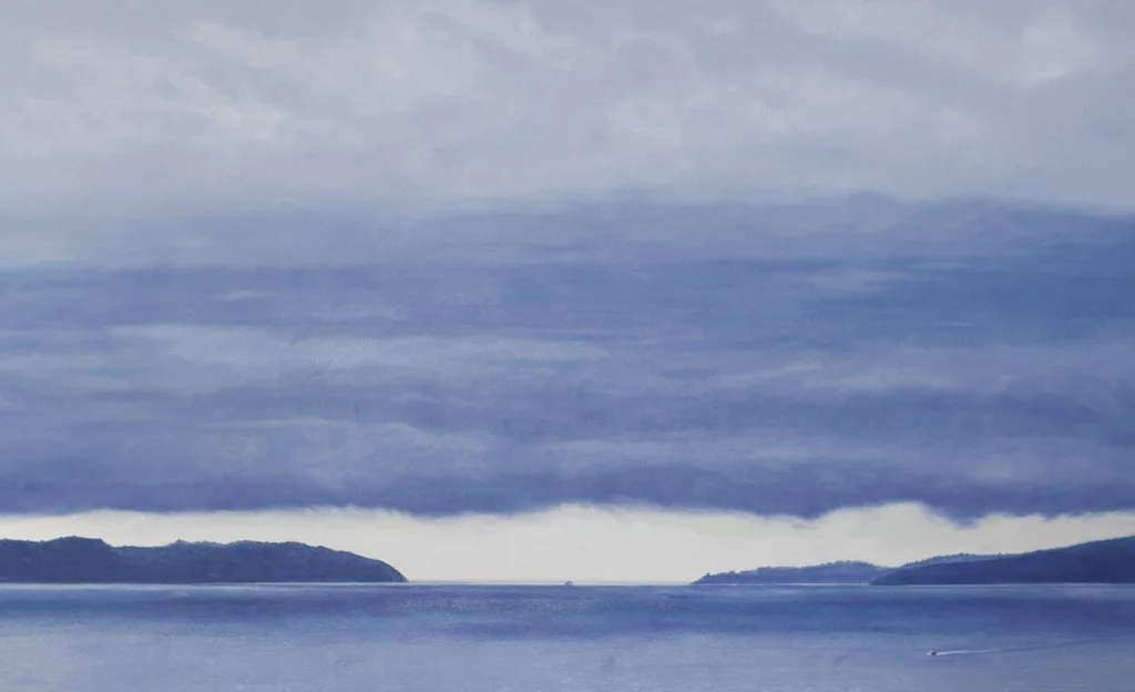 Ruhige Meereslandschaft mit Inseln am Horizont und breiter Wolkenzone, gemalt von Lars Reiffers