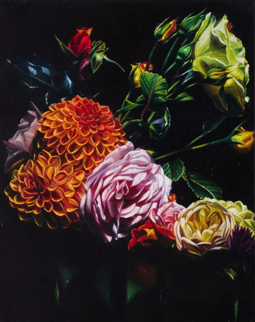 Blumenstillleben von Lars Reiffers mit orangefarbener Dahlie, rosa Rose und hellen Blüten vor schwarzem Hintergrund.