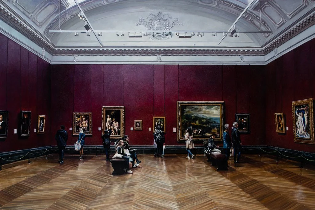 Museumsraum mit roten Wänden und Besuchergruppen – Lars Reiffers