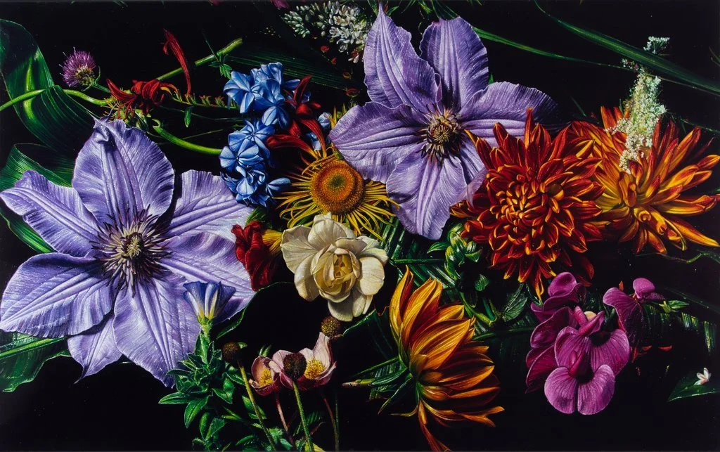Farbenreiches Blumenstillleben von Lars Reiffers mit violetter Clematis, orangefarbenen Dahlien und weiteren Blüten.