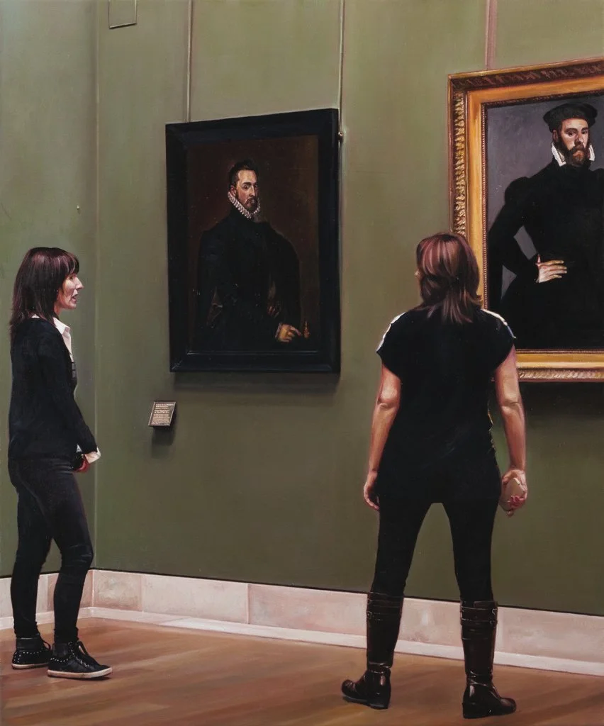 Zwei Besucherinnen vor Porträts im Museum – Lars Reiffers