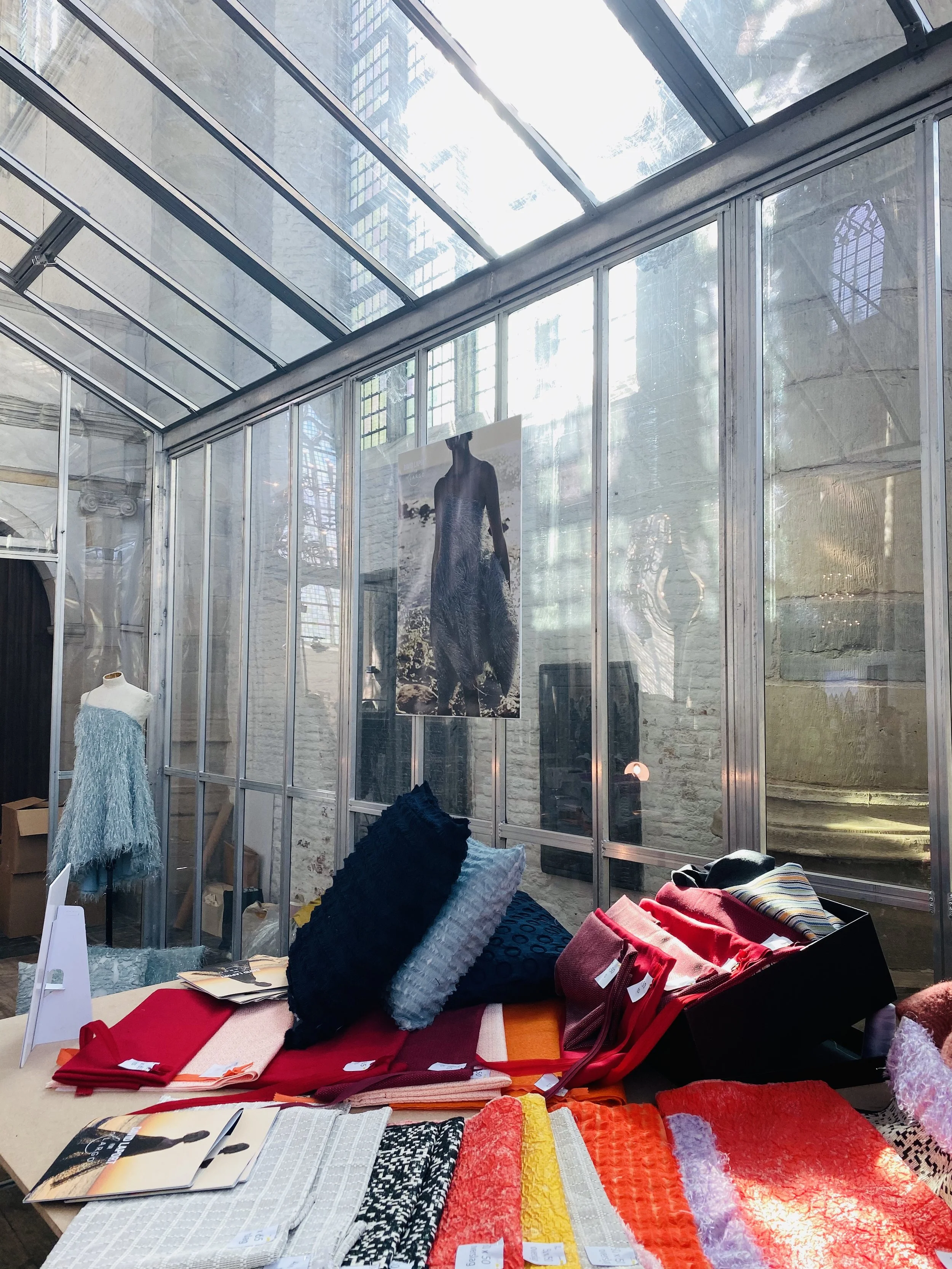 Discover the David Laport x Largo collaboration featuring live pillow making with sustainable fabrics. Design, craftsmanship and purpose come together to support the Plastic Soup Foundation..jpg