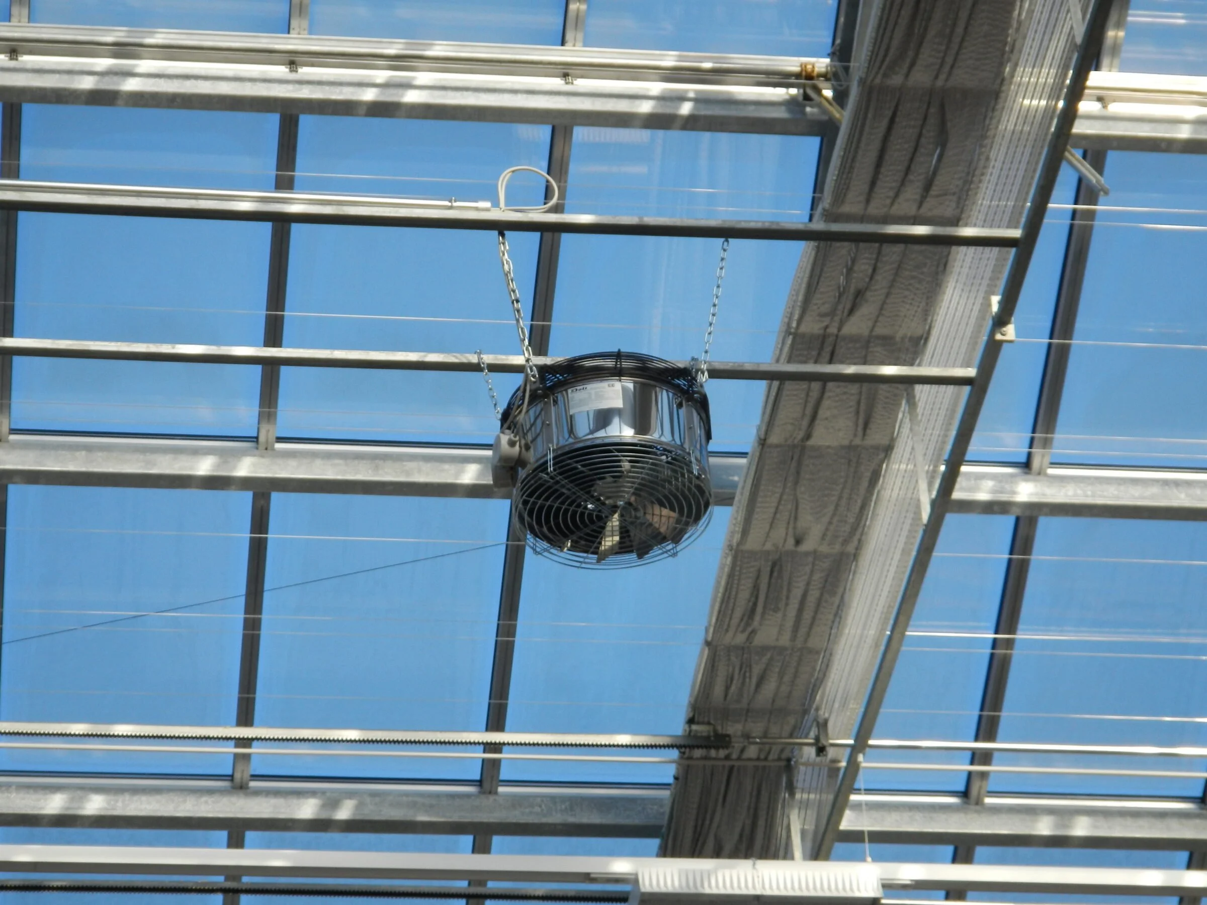 Diffuser de ventilation dans un plafond suspendu, entouré d'isolant en aluminium.