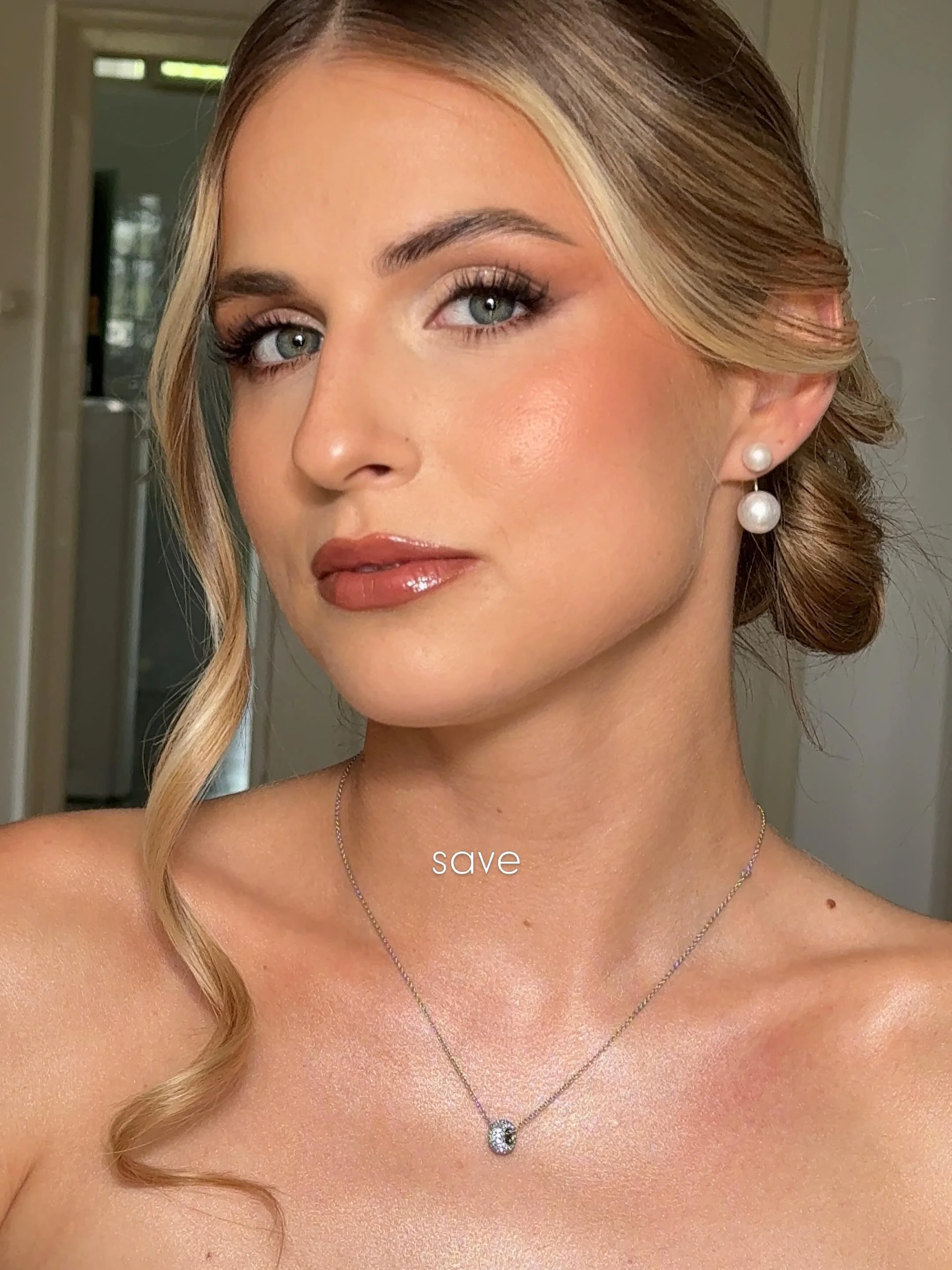 Rezultat dana&scaron;njega tečaja ličenja: FOCUS on your glam. Mic drop. 🎤 Bravo Ma&scaron;a! Samo tako naprej. 🤍 hvala tudi modelu @melani.cafuta!