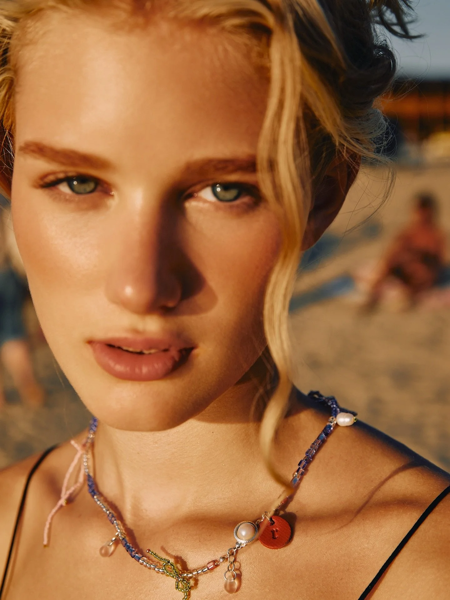 MARIELLE 

INGRIDIENTS

Freshwater pearls * Spanish / Indian /Czech Glass Beads * Leather *  Metal Alloy * Resin

MESSAGE head to rar3st.jewelry website to find out 👼