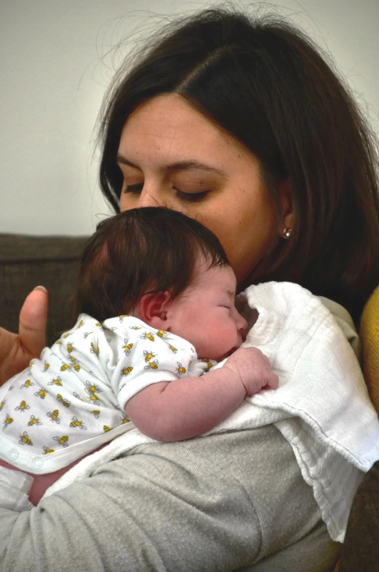 Postpartum-mom-snuggling-her-child