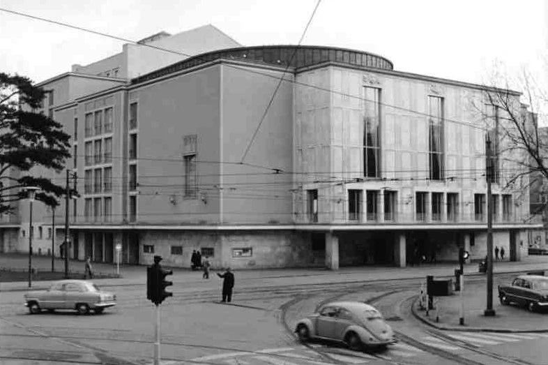 Bundesarchiv_B_145_Bild-F006251-0008,_Düsseldorf,_Oper Kopie.jpg