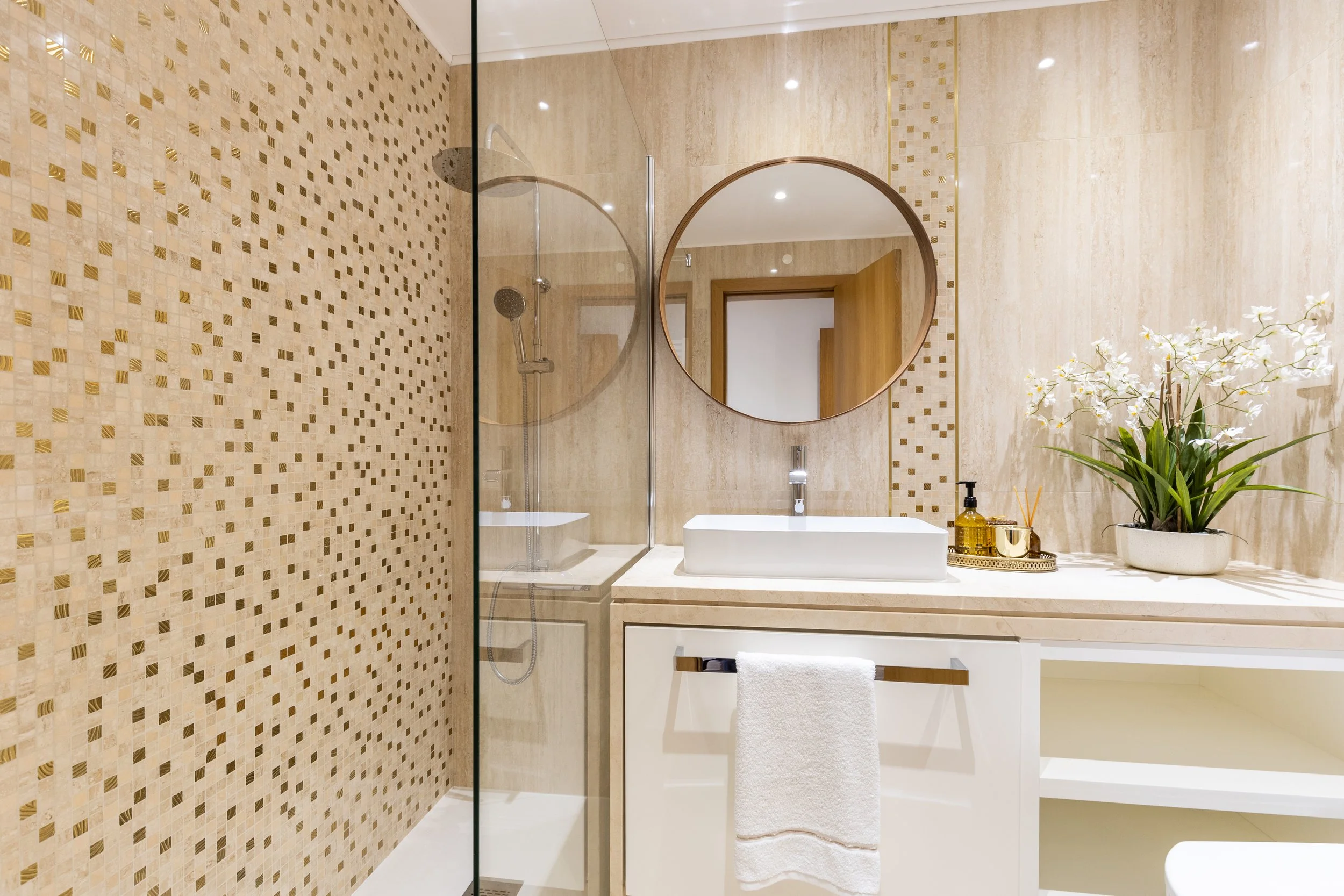 casa de banho clara com detalhes dourados em t3 parque das nações com homestaging e decoração elegante