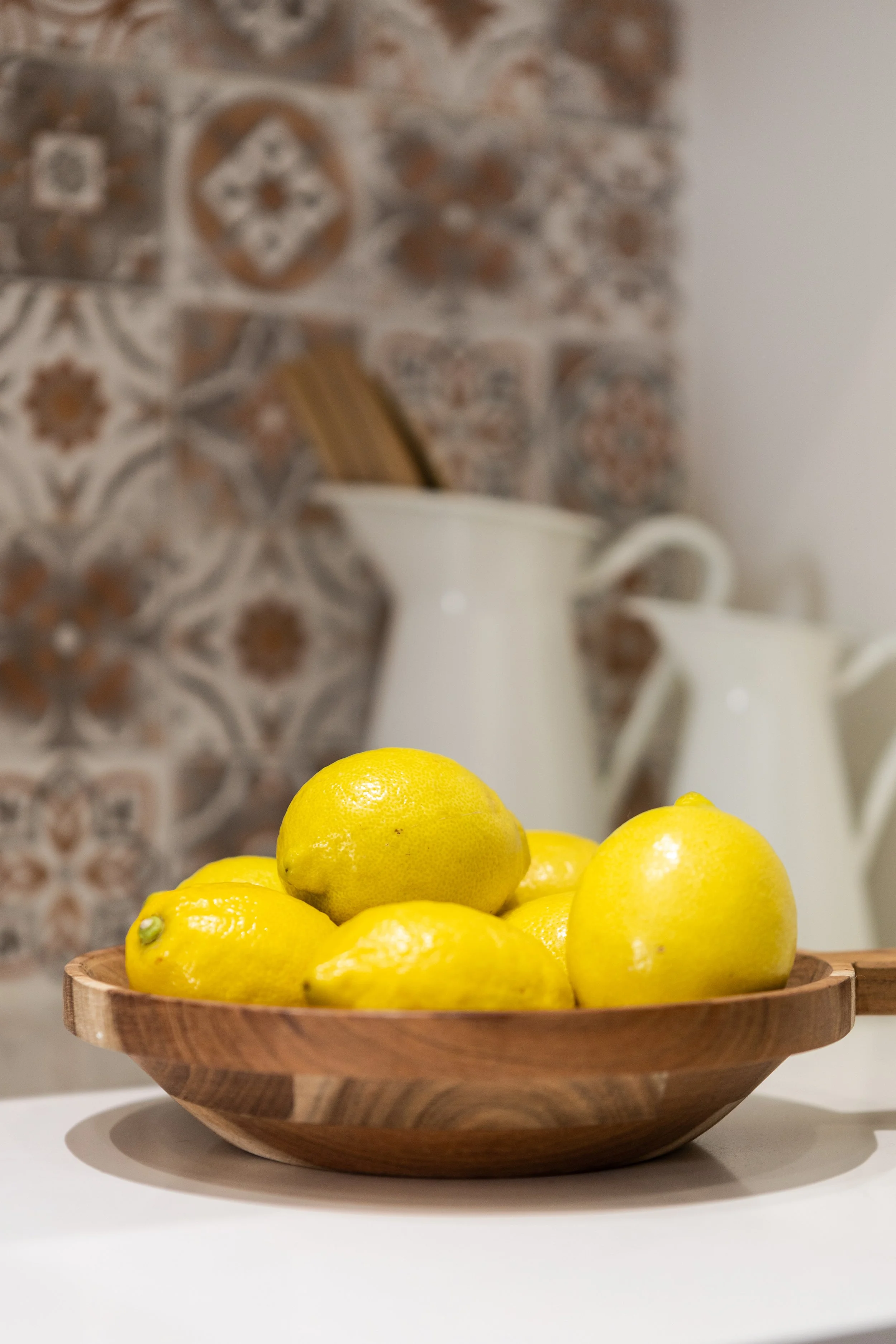 detalhe de cozinha com homestaging em t3 parque das nações com elementos decorativos e styling natural