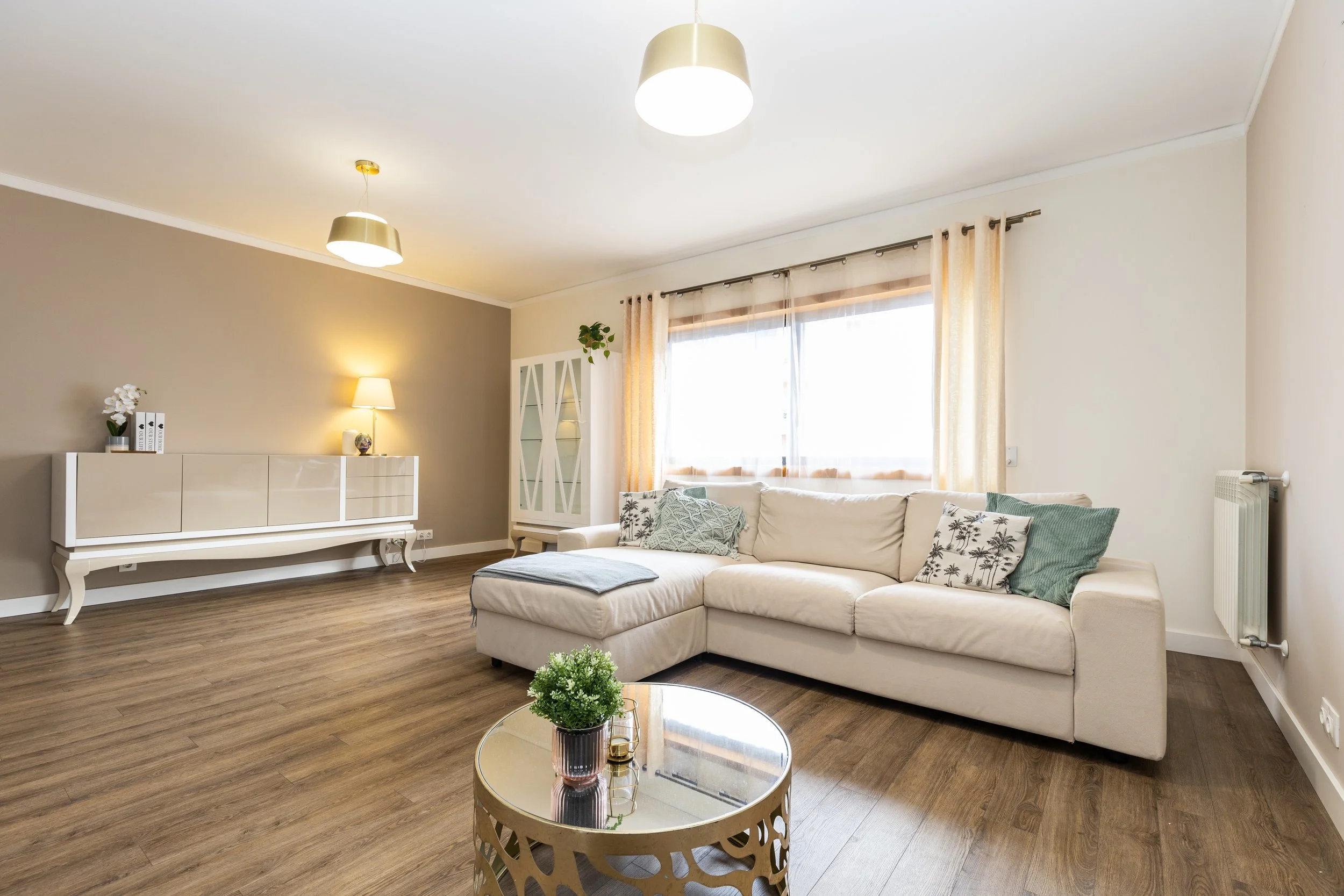 sala de apartamento t3 no parque das nações após homestaging com ambiente moderno e luminoso