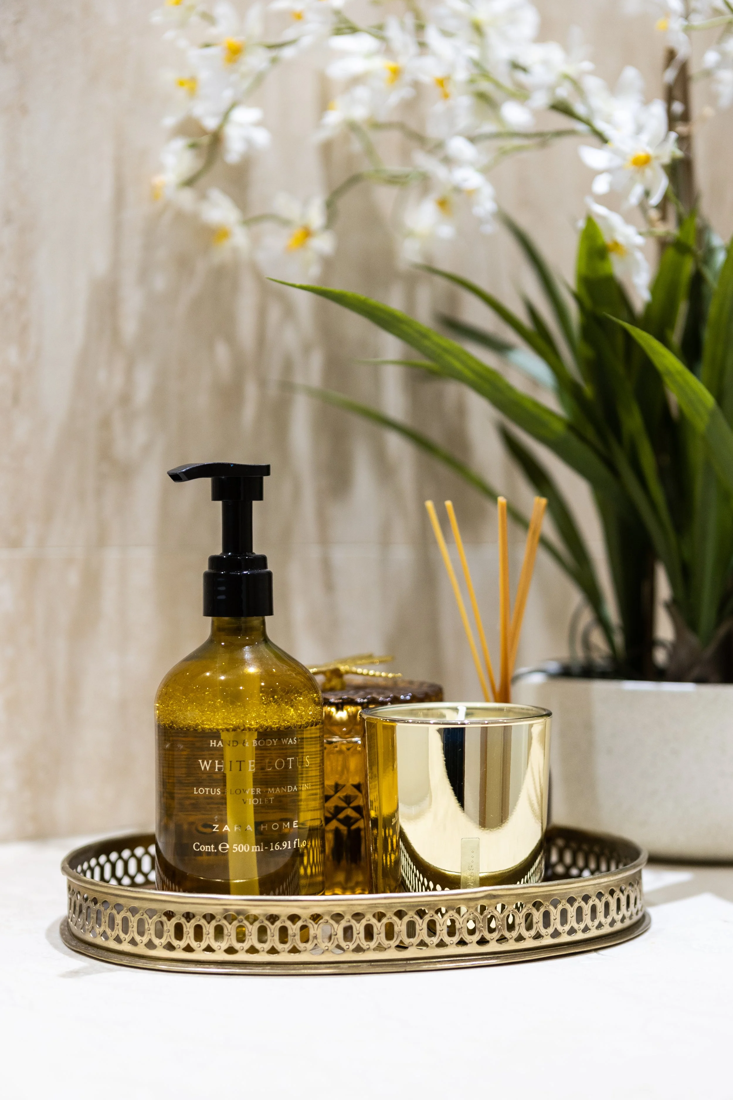 detalhe de wc com tons neutros e dourados em apartamento t3 parque das nações com ambiente luminoso e sofisticado