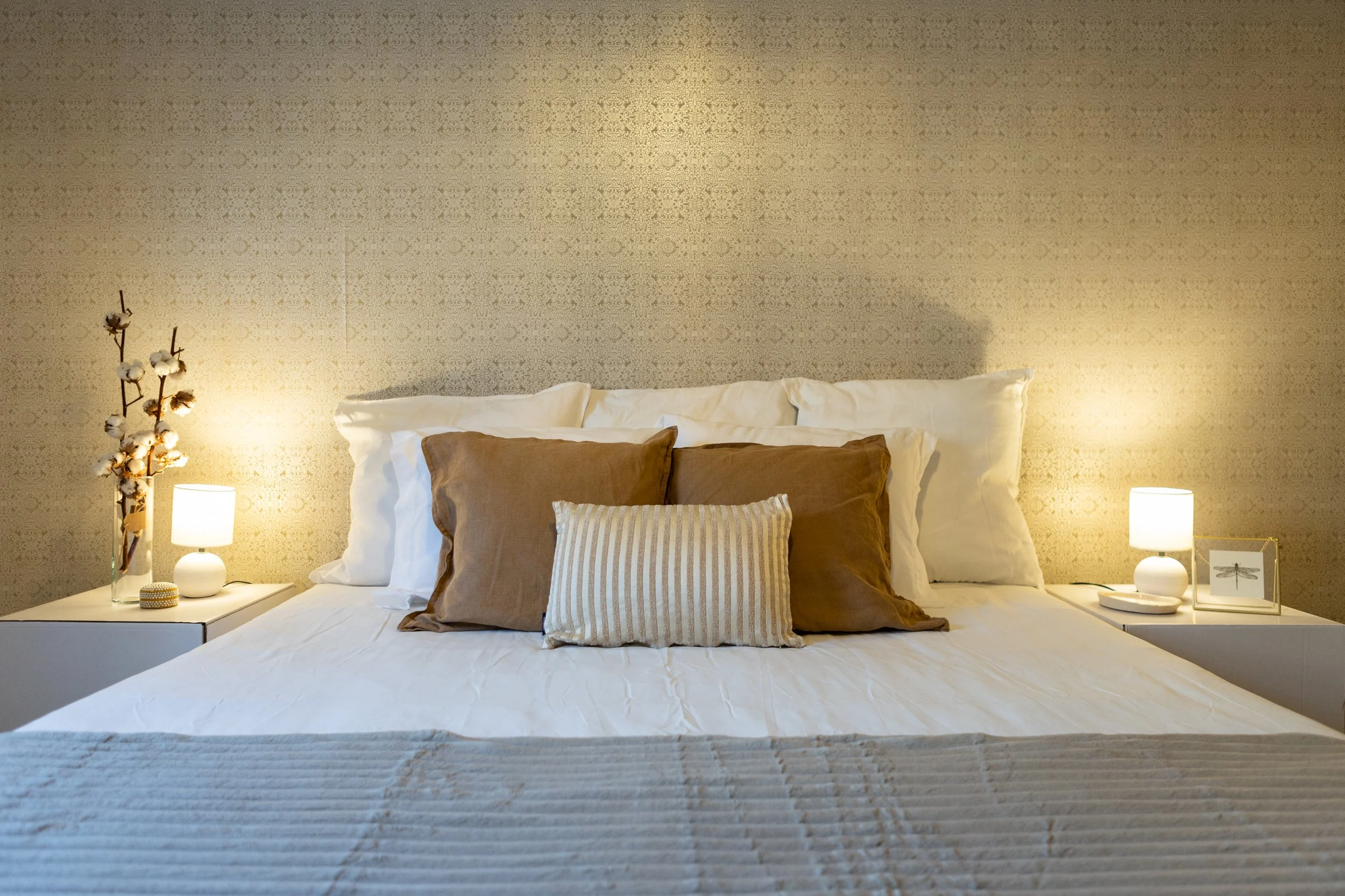 quarto com decoração neutra e apontamentos dourados em apartamento t3 parque das nações com homestaging