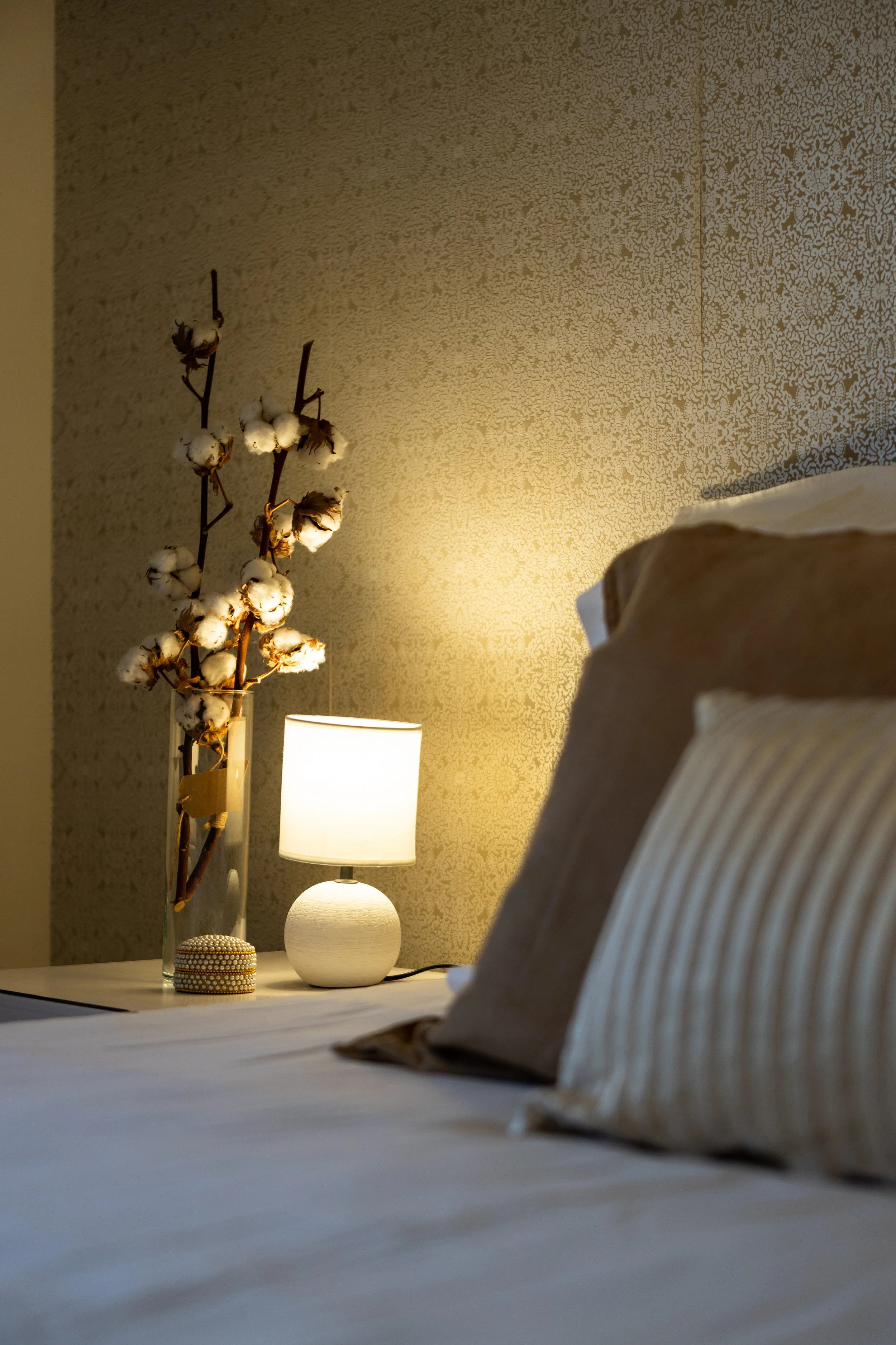 detalhe de quarto t3 parque das nações com homestaging em tons neutros e dourados criando ambiente elegante e confortável