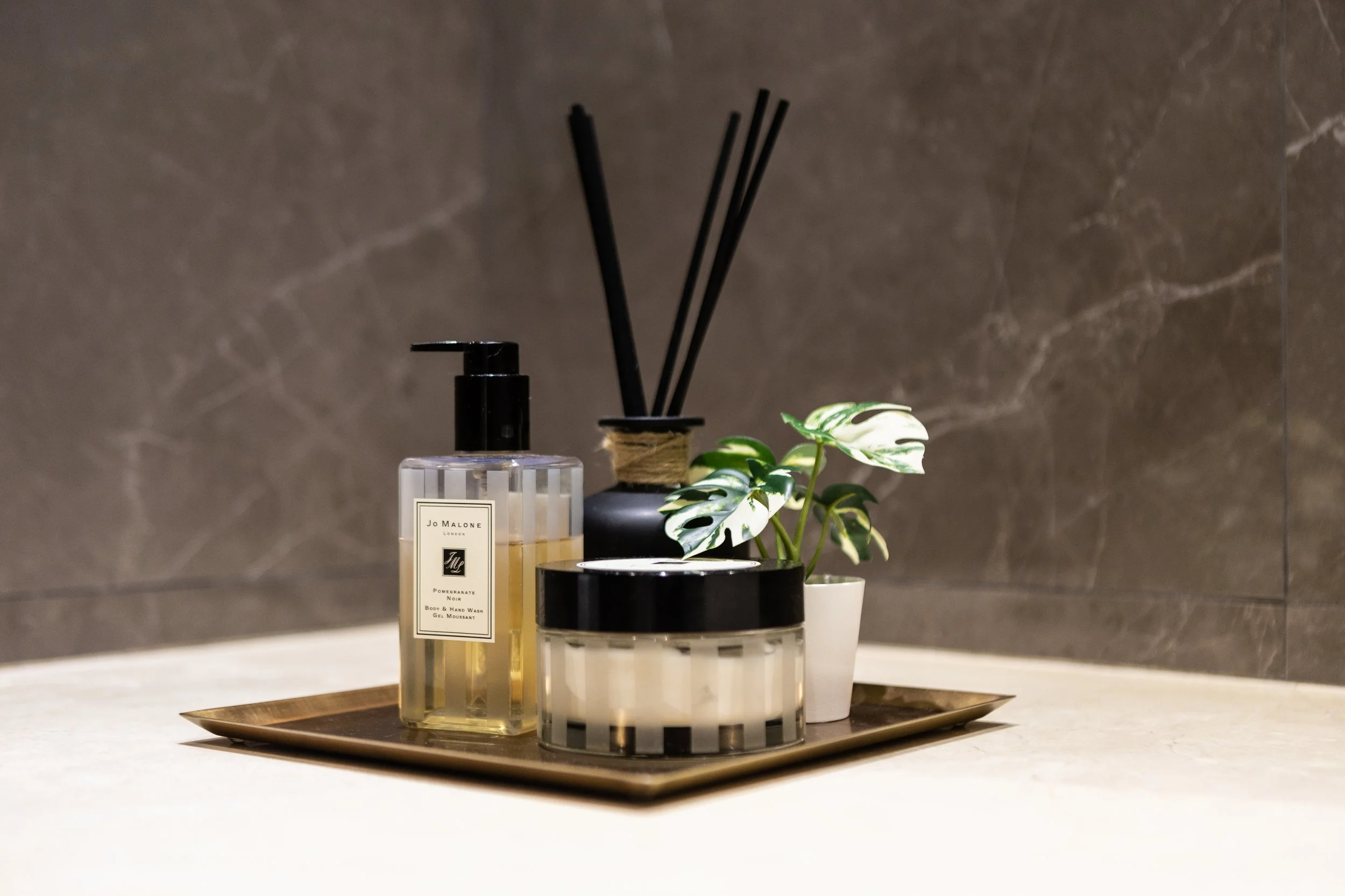 detalhe de casa de banho moderna em t3 parque das nações com homestaging e decoração contemporânea em tons escuros