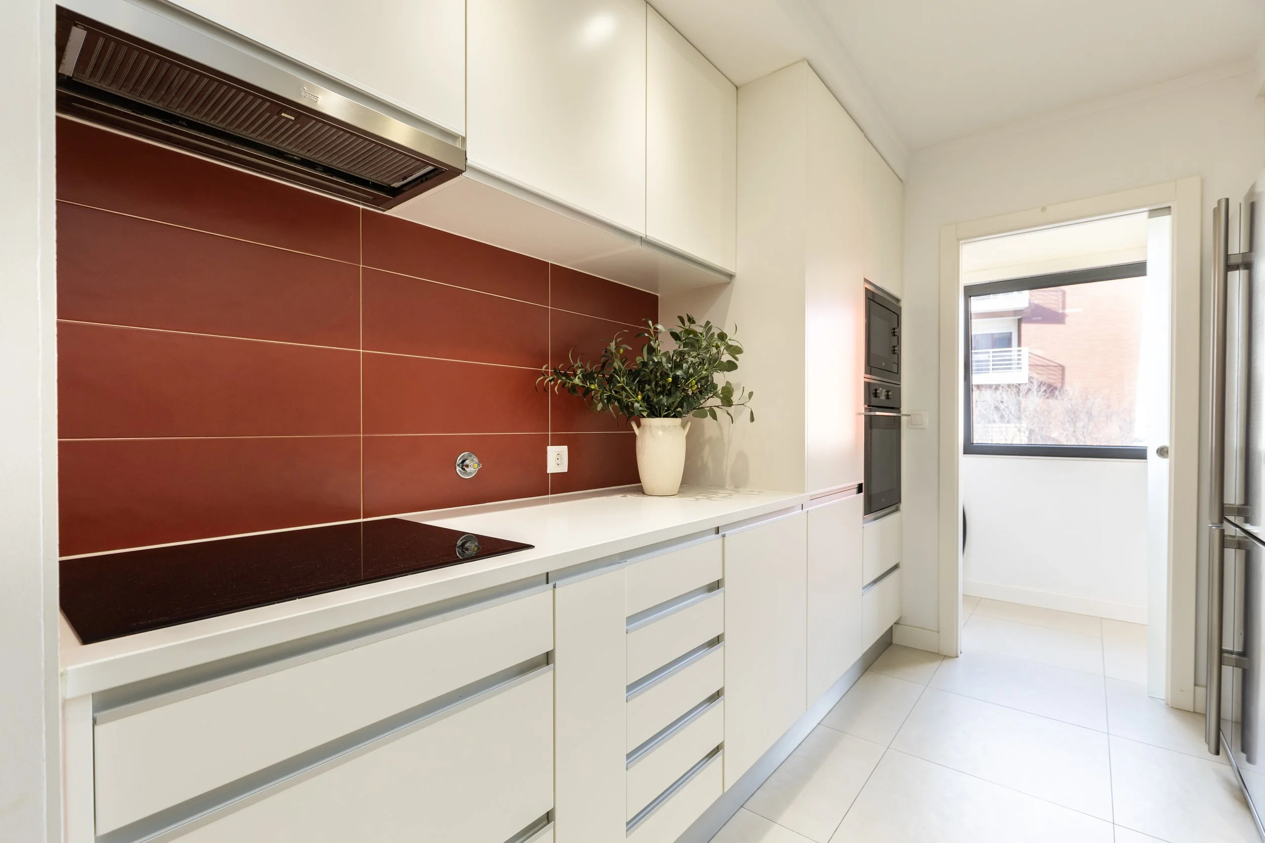 cozinha equipada em apartamento t3 parque das nações com homestaging e ambiente luminoso
