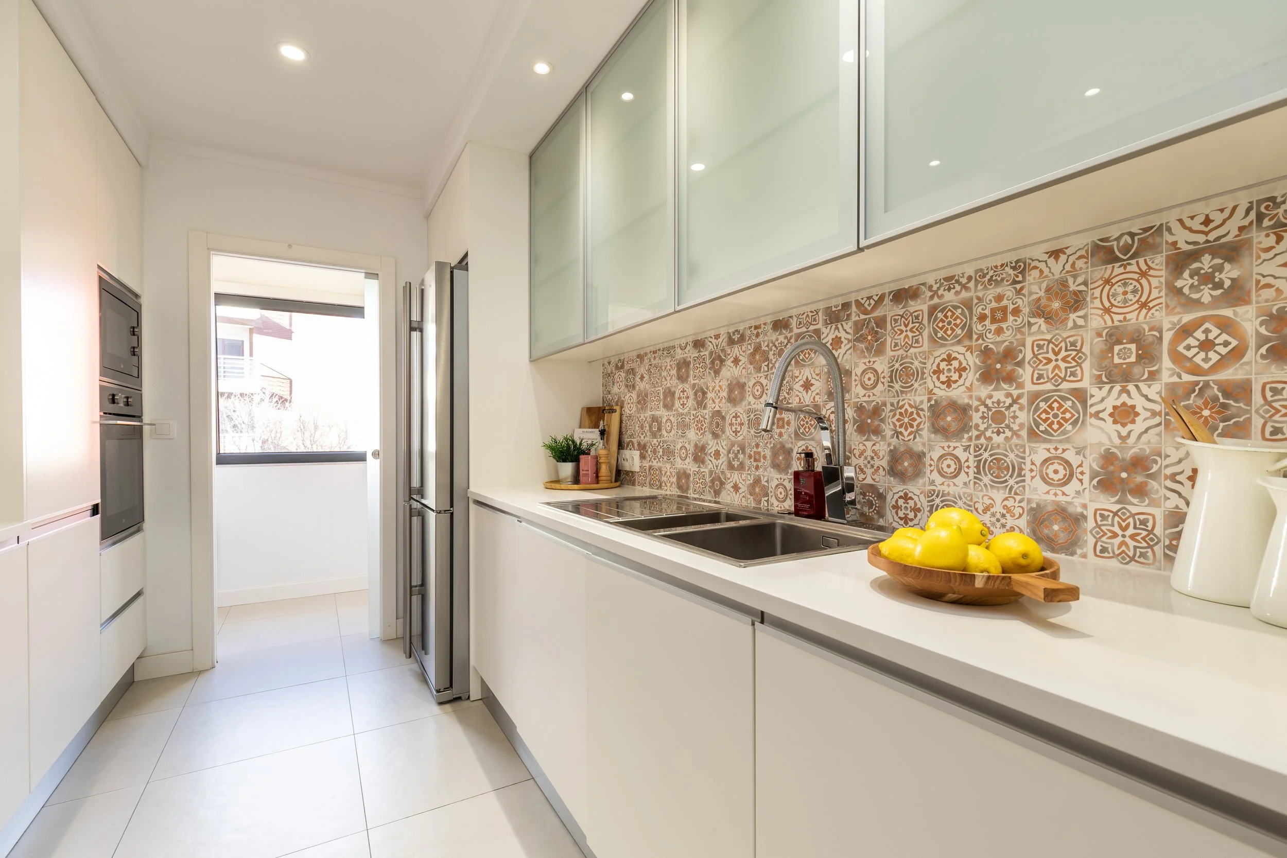 cozinha moderna em t3 parque das nações lisboa com homestaging e design funcional em tons neutros