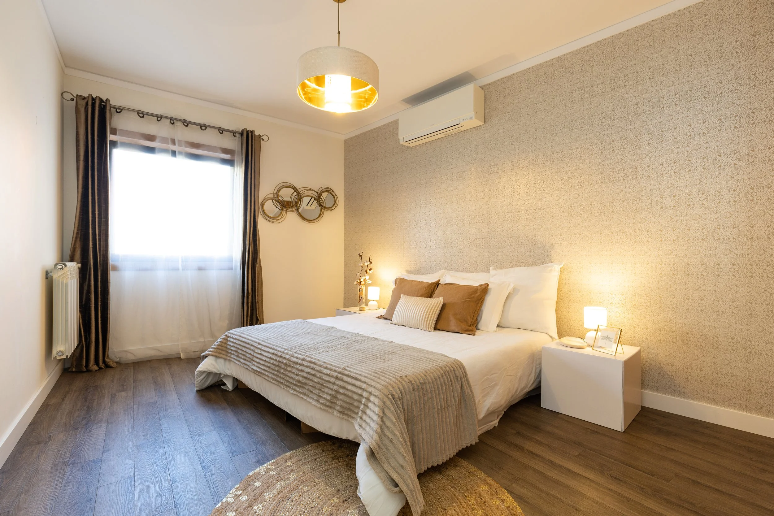 quarto t3 parque das nações com homestaging em tons neutros e dourados criando ambiente elegante e confortável