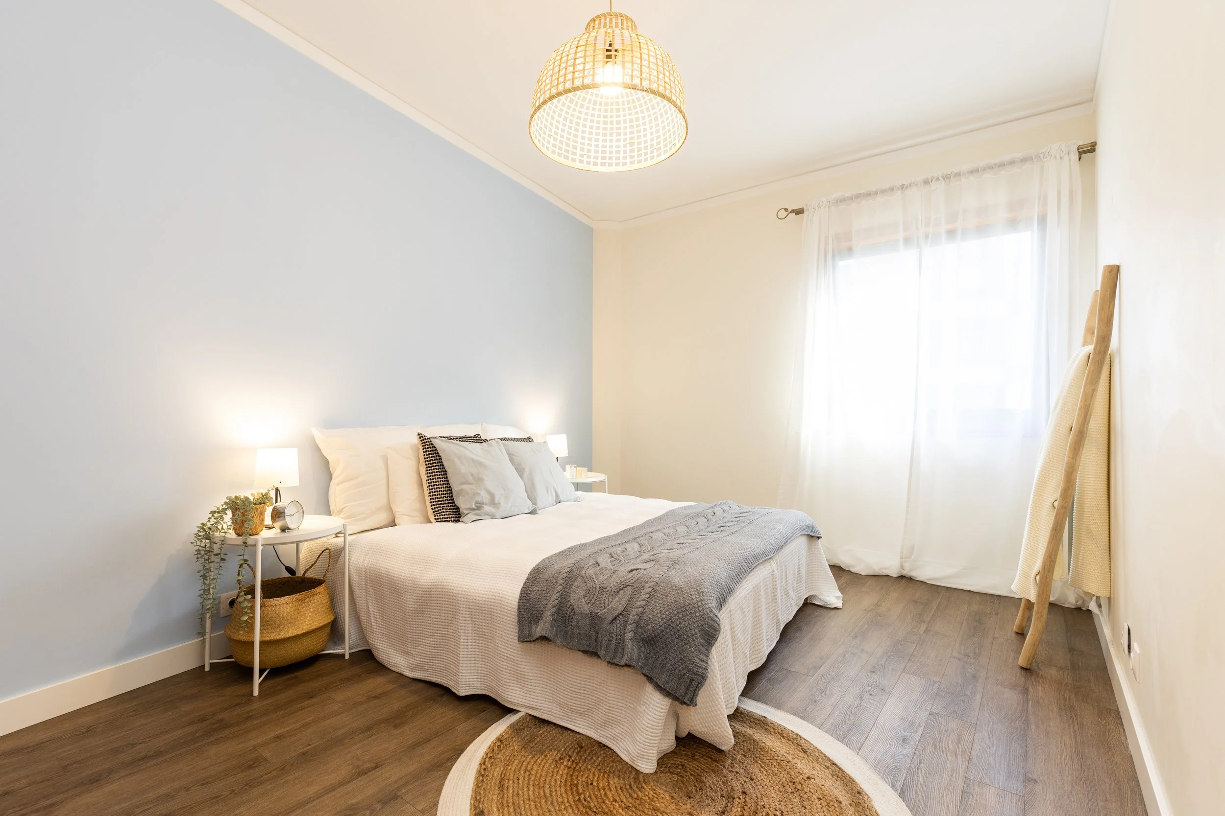 quarto com homestaging em tons azuis suaves em t3 parque das nações com decoração neutra e ambiente luminoso