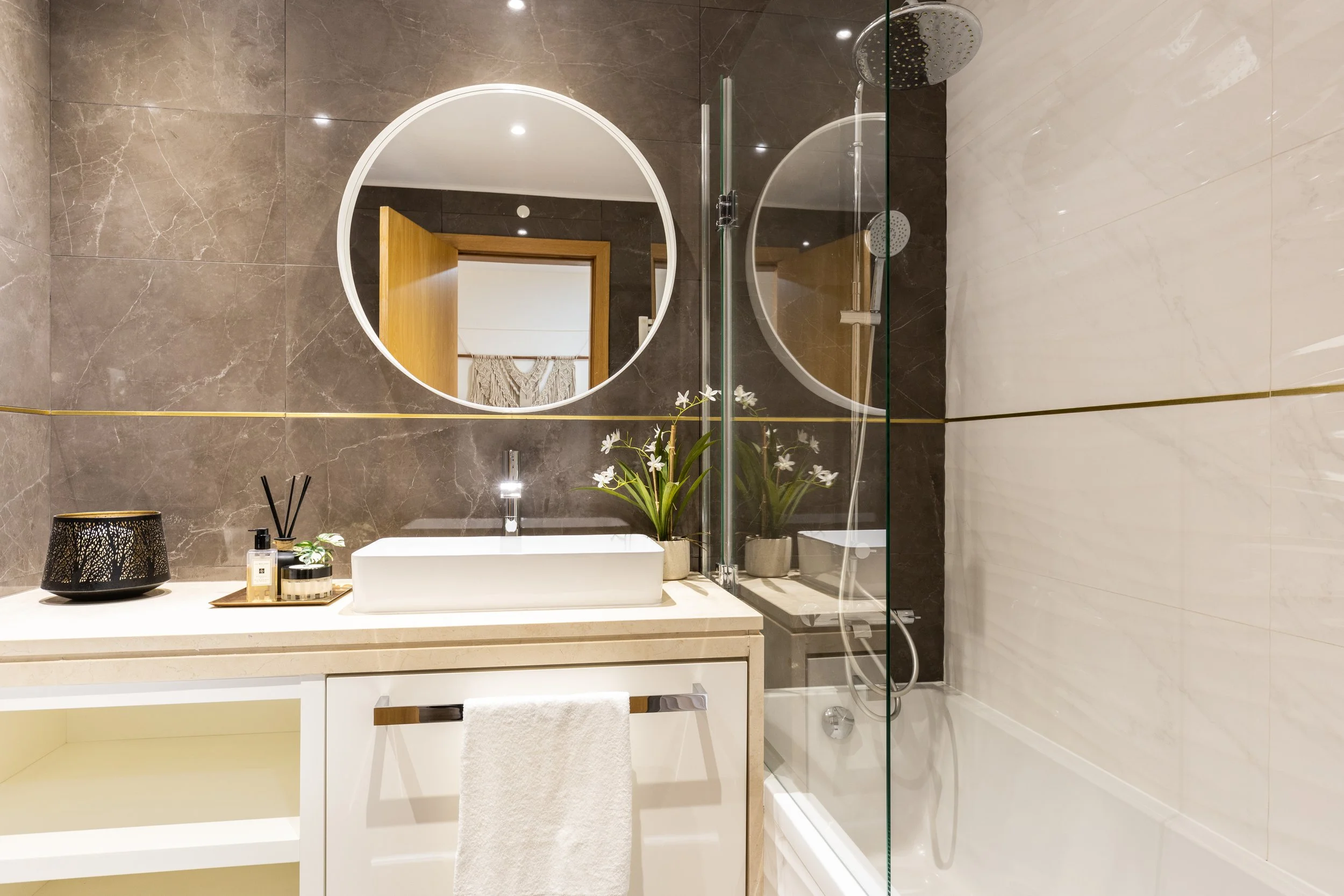 casa de banho moderna em t3 parque das nações com homestaging e decoração contemporânea em tons escuros